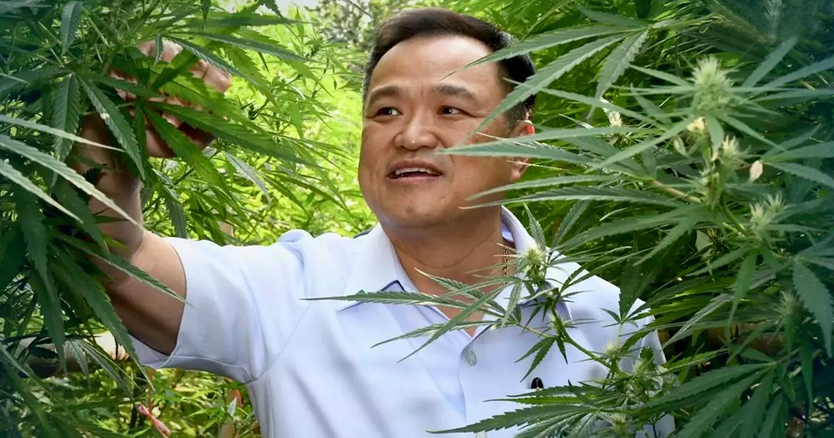 El Ministro de Sanidad tailandés en su jardín